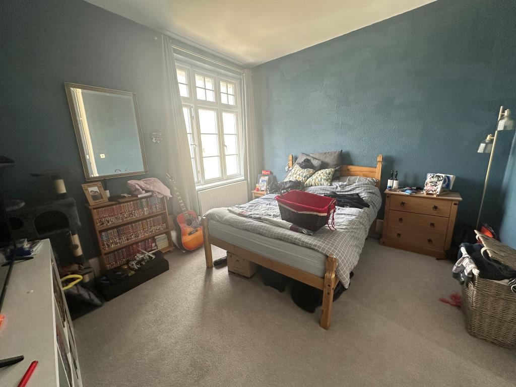 Lot: 49 - THREE-BEDROOM FLAT FOR INVESTMENT - Bedroom one